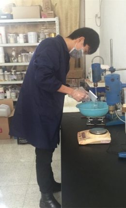 Presne odvážte diazokomponent